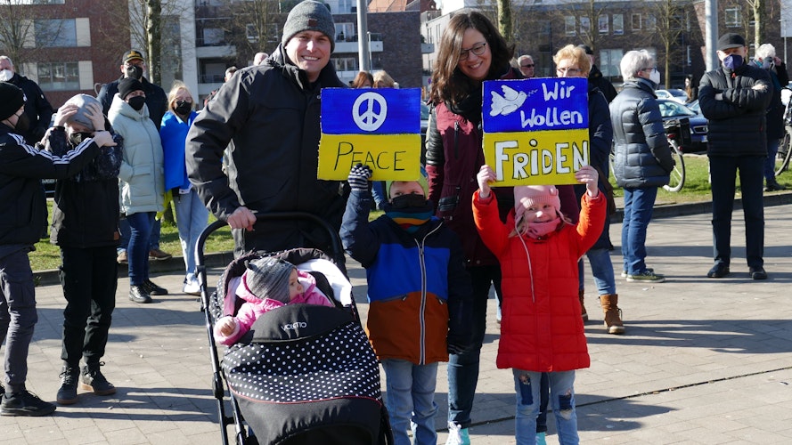 Appell: Auch die vierjährige Marlene (vorne rechts) und ihr sechsjähriger Bruder Johann wissen, worum es geht und zeigen, warum sie zu der Demo in Cloppenburg gekommen sind. Foto: Stix