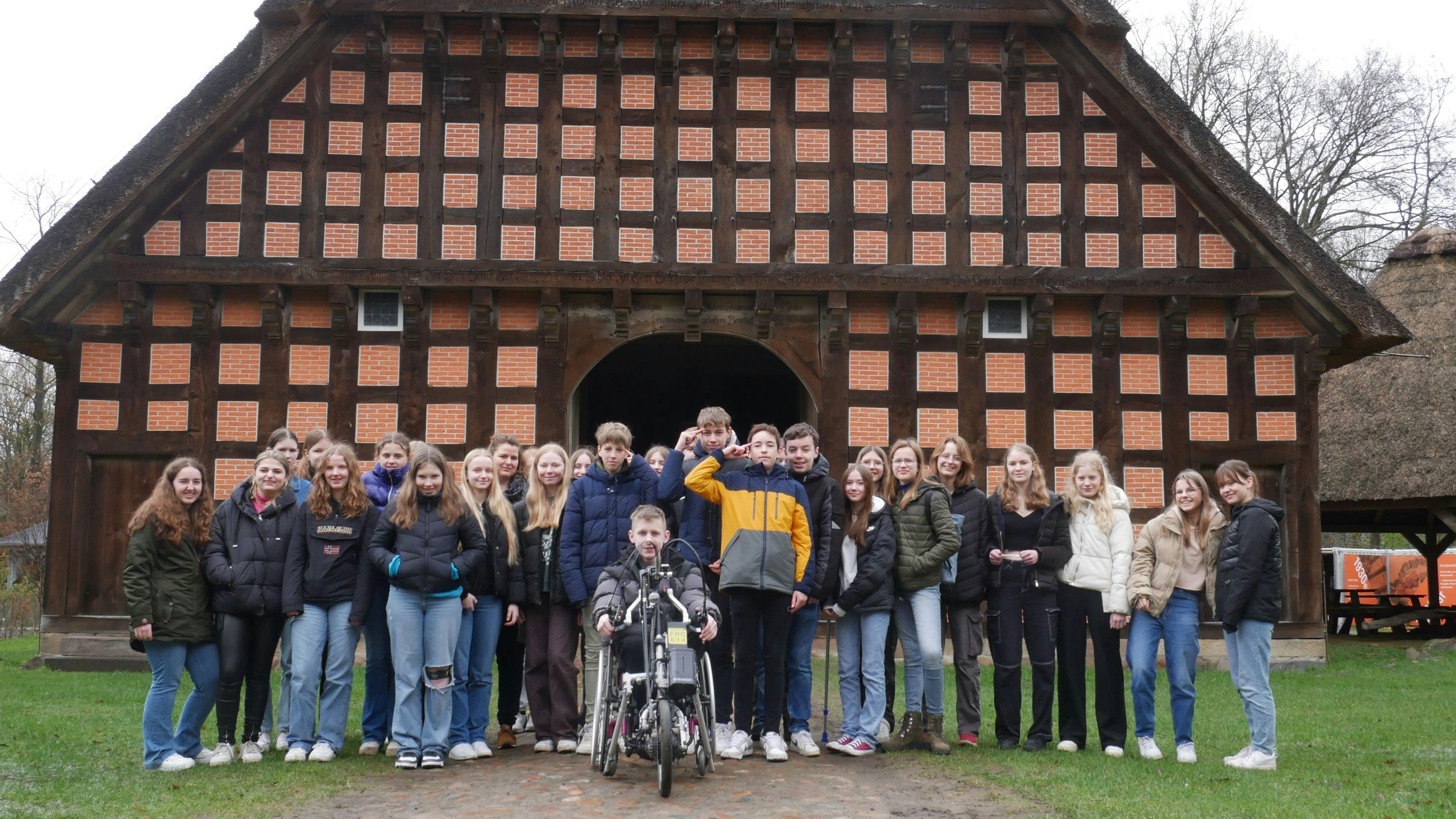 Pflichtprogramm in Cloppenburg: Natürlich zeigten die Jugendlichen vom CAG ihren Gästen das Museumsdorf. Foto: Dickerhoff