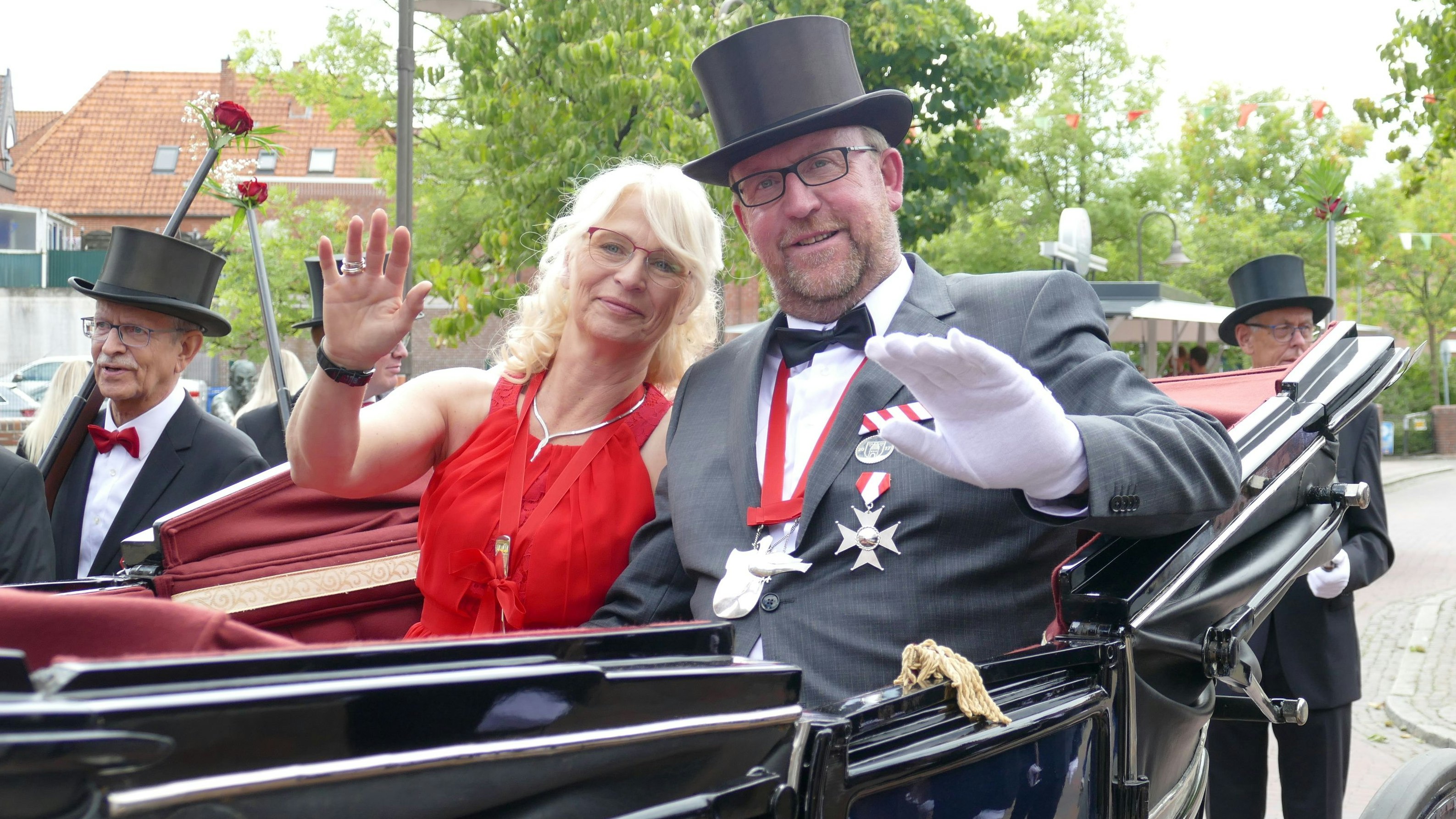 Bereit zur Ehrenfahrt: Marlies und Michael Vahle in der Kutsche, mit der sie, begleitet von ihrer Ehrengarde, durch die Innenstadt und zum Festplatz fahren. Foto: Stix