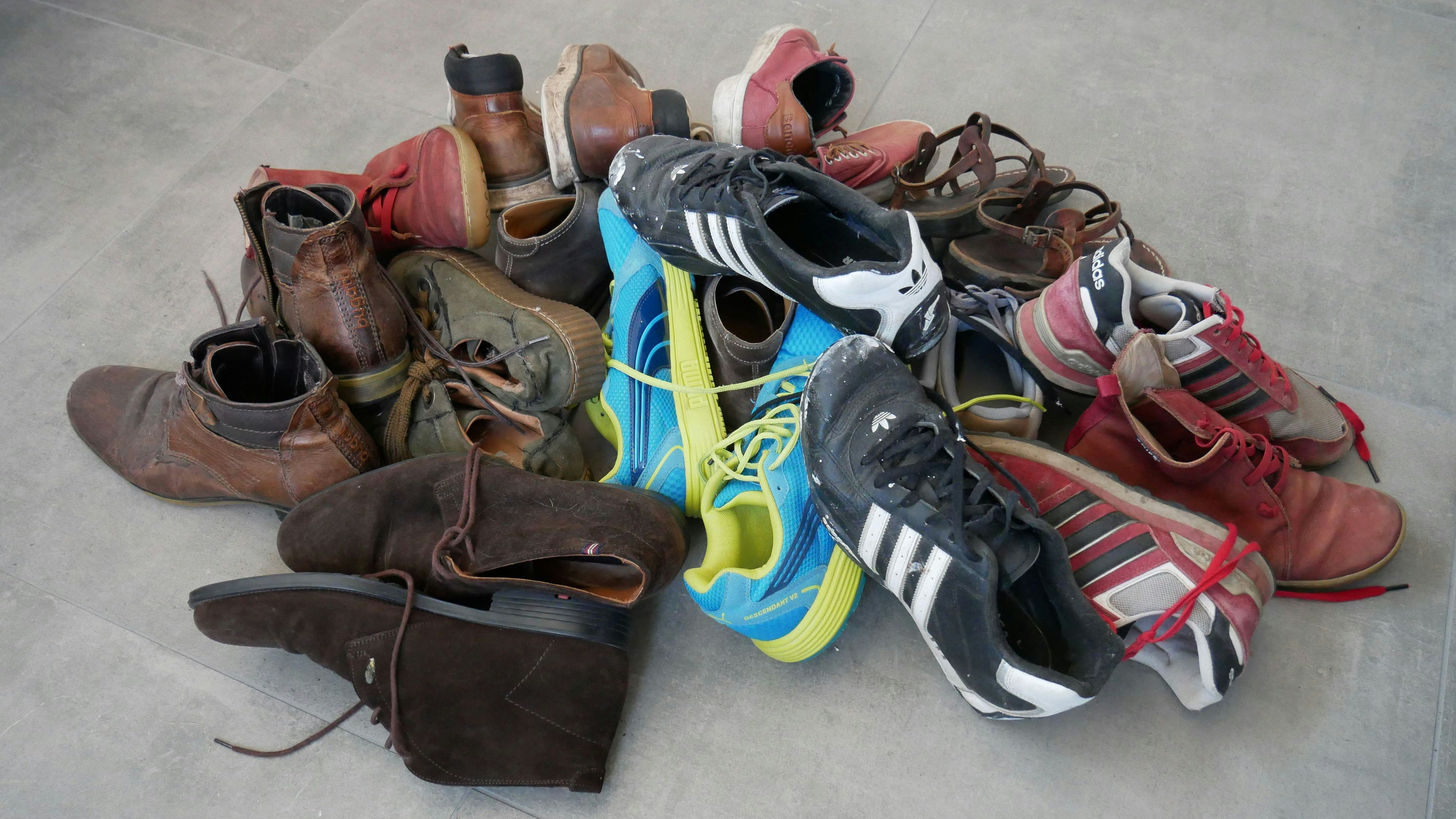 Da braucht es noch etwas mehr: Für eine Wette soll mit alten Schuhen das Körpergewicht von Bürgermeister Neidhard Varnhorn übertroffen werden. Foto: Dickerhoff