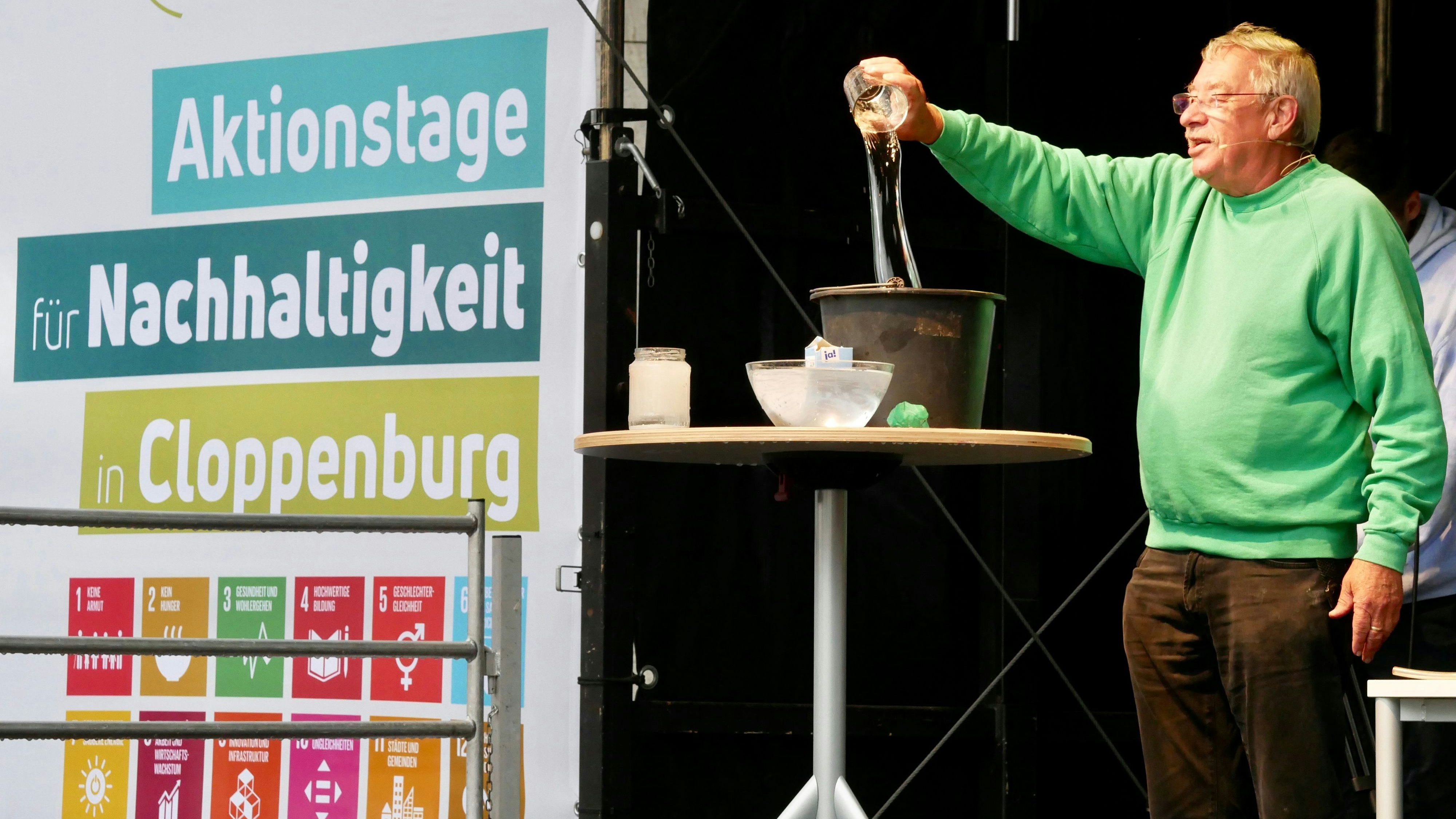 Natürlich im grünen Pullover: Christoph Biemann führte auf der Bühne verschiedene Experimente durch. Foto: Dickerhoff