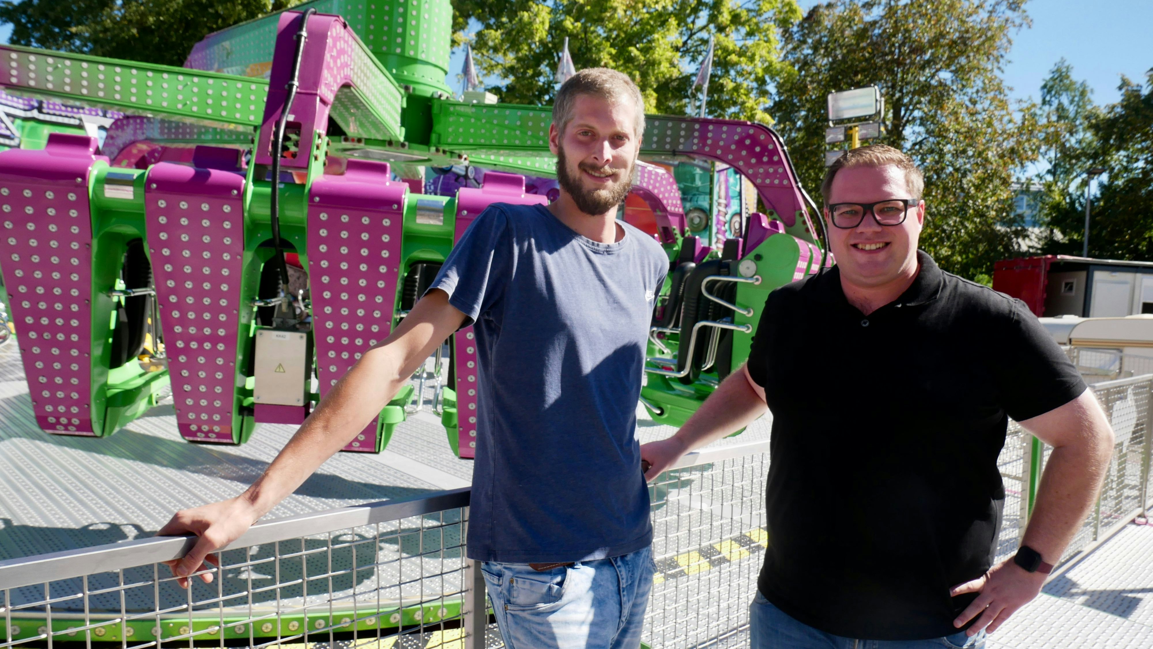 Eine neue Attraktion: Steffen Bahlmann (links) und Dennis Beeken vor dem "Robotix". Foto: Dickerhoff