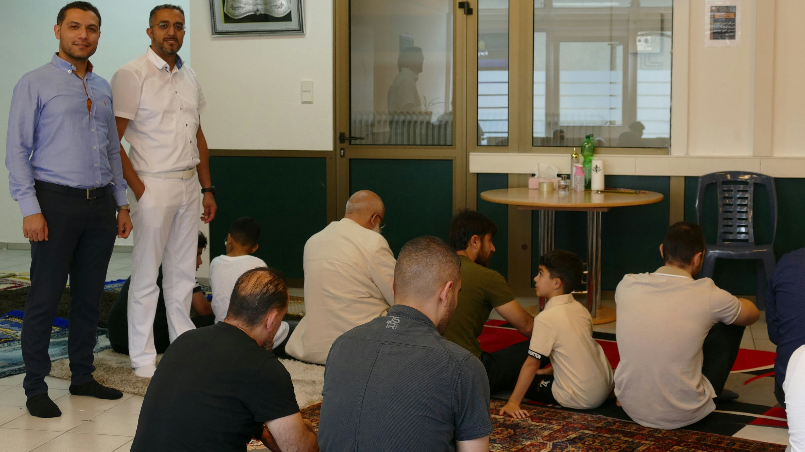 Vorbereitung auf das Gebet: Anas Alneimi (stehend links) und Mohamad Fanadka (rechts) freuen sich, dass die Islamische Gemeinschaft zu Friesoythe jetzt eigene Räume nutzen kann. Foto: Stix