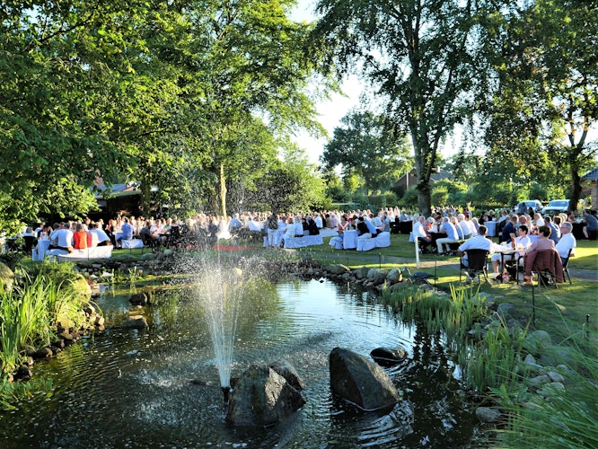 300 Gäste hatten Platz im weitläufigen Biergarten des Restaurants Schomaker in Dümmerlohausen. Foto: Schmutte
