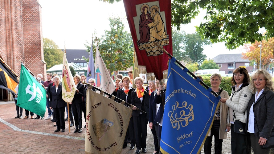 Bannerabordnung: Die Frauengemeinschaften der Nachbargemeinden und Holdorfer Vereine gratulierten.  Foto: Schmutte