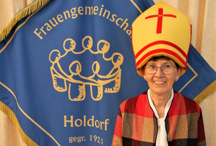 Vor der Vereinsfahne: Vorsitzende Inge Börgerding trägt die Mitra als symbolische Kopfbedeckung.   Foto: Schmutte