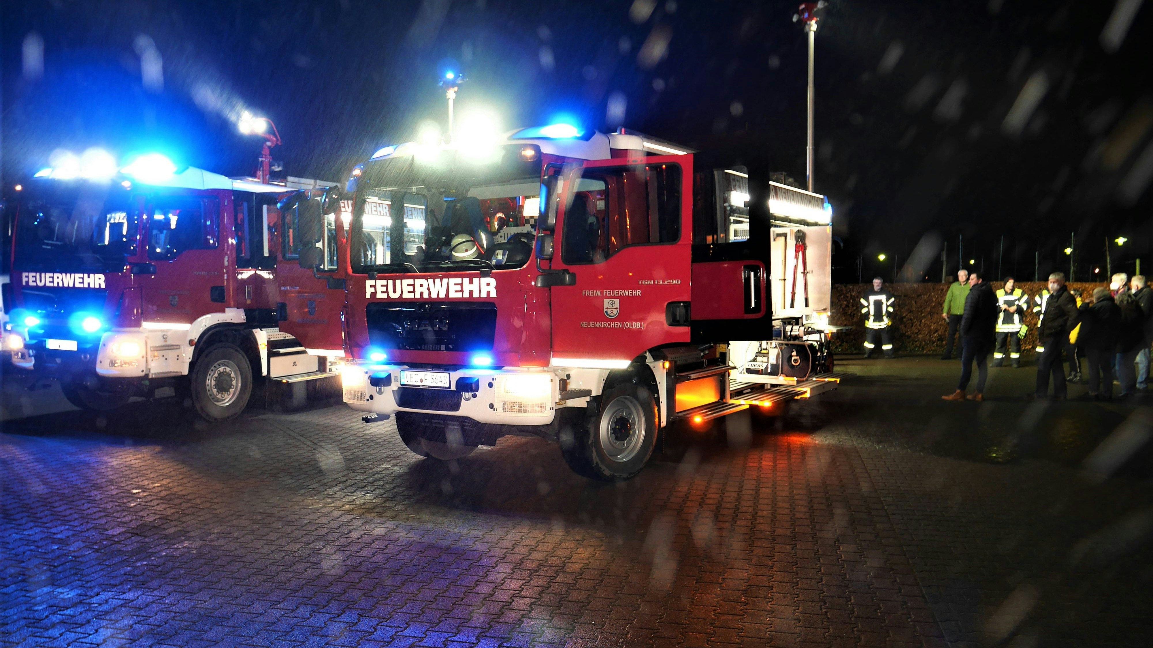 Gut gerüstet: Mitglieder der Freiwilligen Feuerwehr Neuenkirchen präsentierten im Rahmen der Klimaausschusssitzung auf dem Parkplatz beim Rathaus das neue TLF 4000 (links) und das bereits vor 2 Jahren angeschaffte HLF. Foto: Schmutte