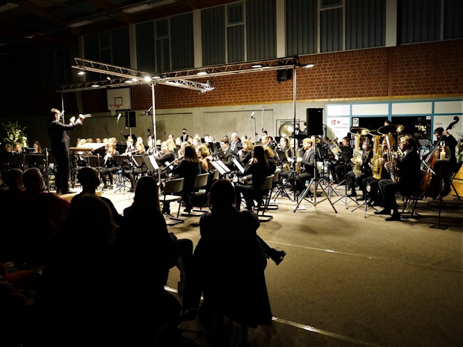 In Aktion: Das Orchester verwandelt die Sporthalle in einen Konzertsaal. Foto: Schmutte