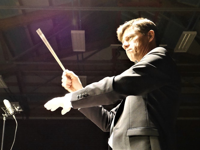 Versteht es,  seine Musiker mitzureißen: Unter Dirigent Heiko Maschmann überzeugt das Orchester auch Fachleute. Foto: Schmutte