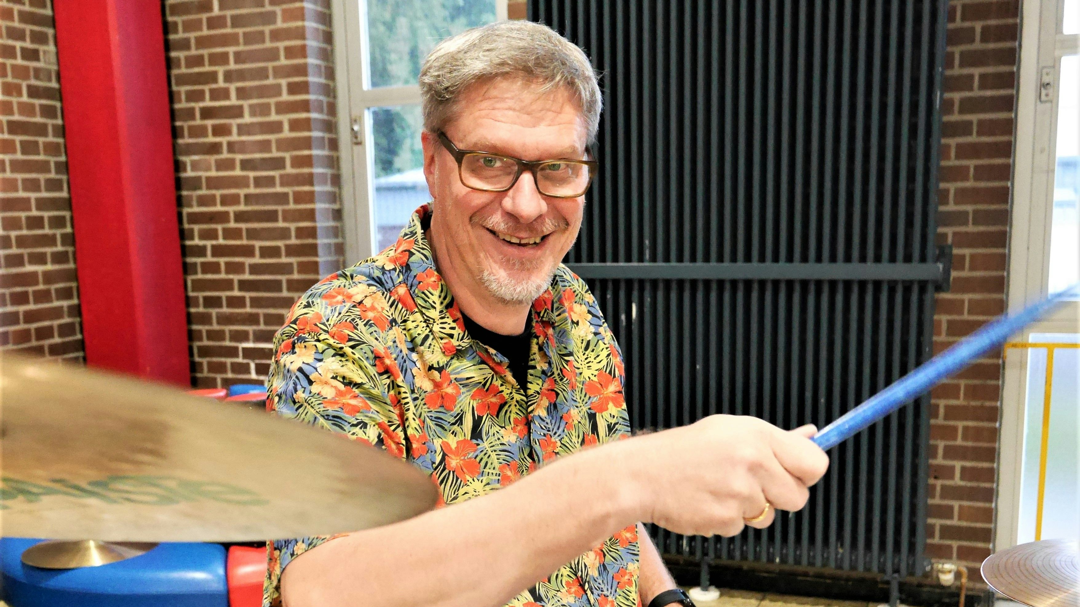 Er gibt den den Takt vor: Schlagzeuger Professor Dr. Michael Brinkmann wird als Mitglied des 2. Start-up-Orchesters am Samstag bei 2 Stücken mitspielen. Foto: Schmutte