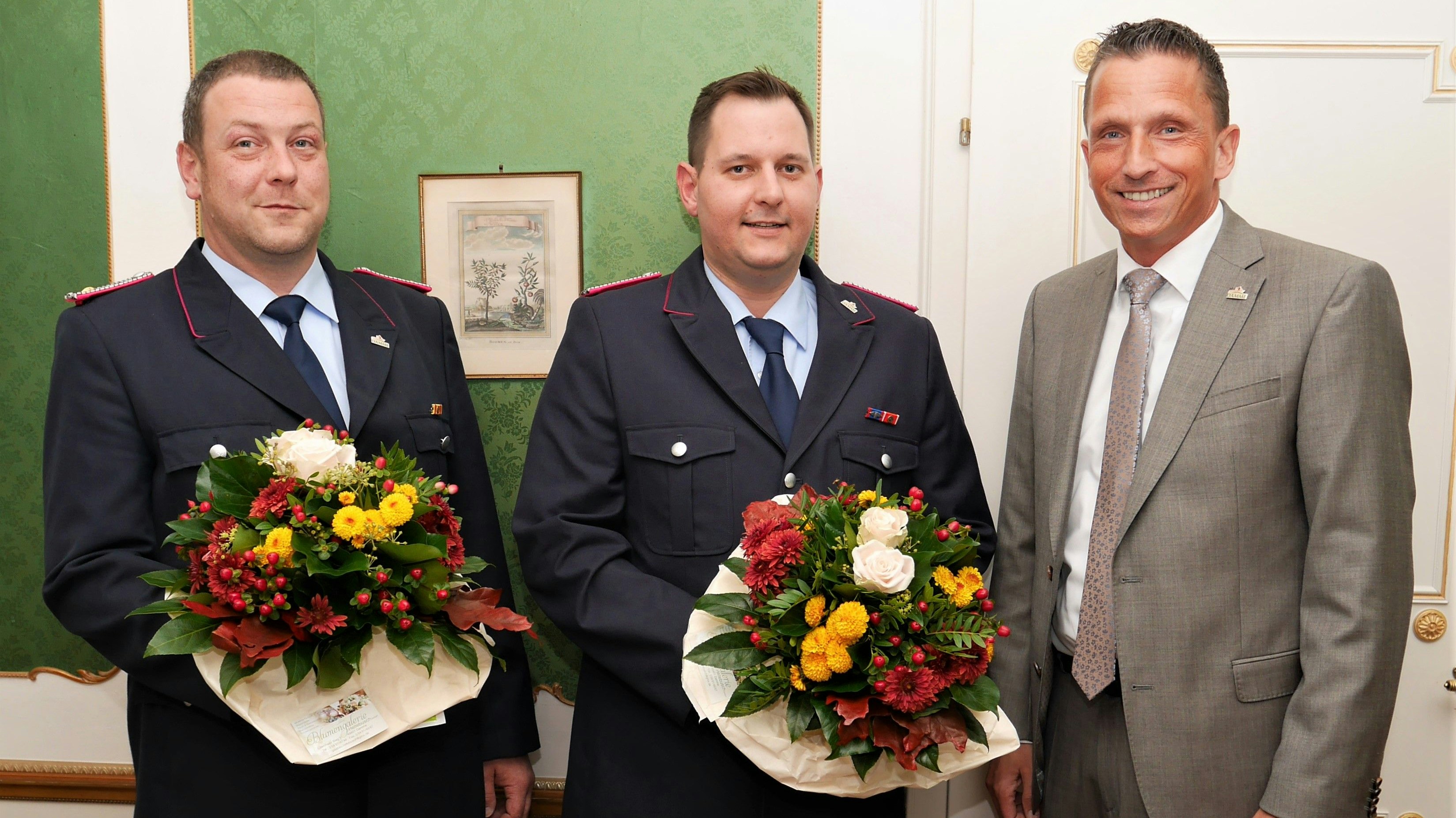 Neue Leitung: Bürgermeister Mike Otte (rechts) ernannte Daniel Schnuck (links) zum neuen Ortsbrandmeister, Marcel Meyer zu dessen Stellvertreter.&nbsp; Foto: Schmutte