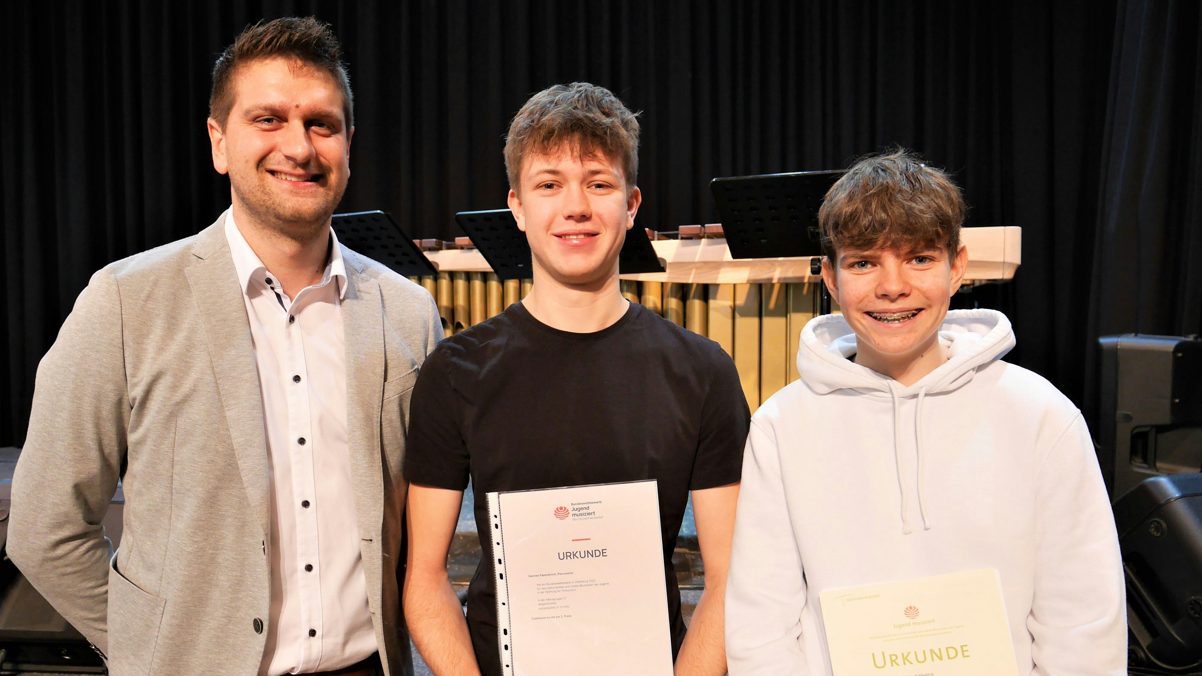 Herausragende Leistungen: Musikschulleiter Julian Luttmer (von links) ist stolz auf die Wettbewerbssieger Hannes Papenbrock und Sebastian von Wahlde. Foto: Schmutte