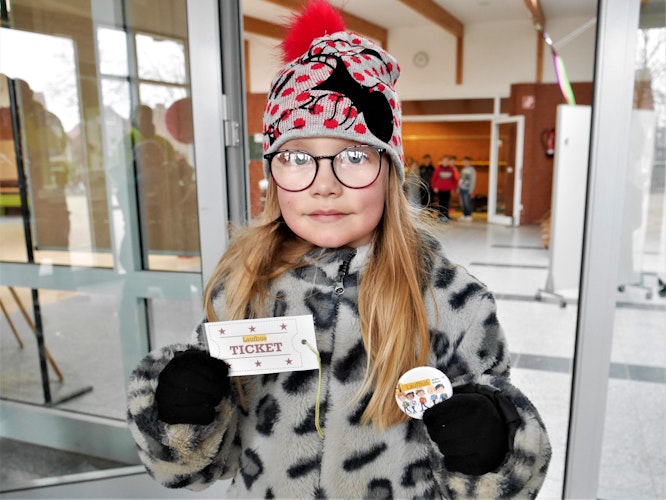 Die 6-jährige Hannah möchte auf alle Fälle mit dem Laufbus zur Schule gehen. Die Fahrkarte“ und einen Werbebutton hat sie schon. Foto: Schmutte