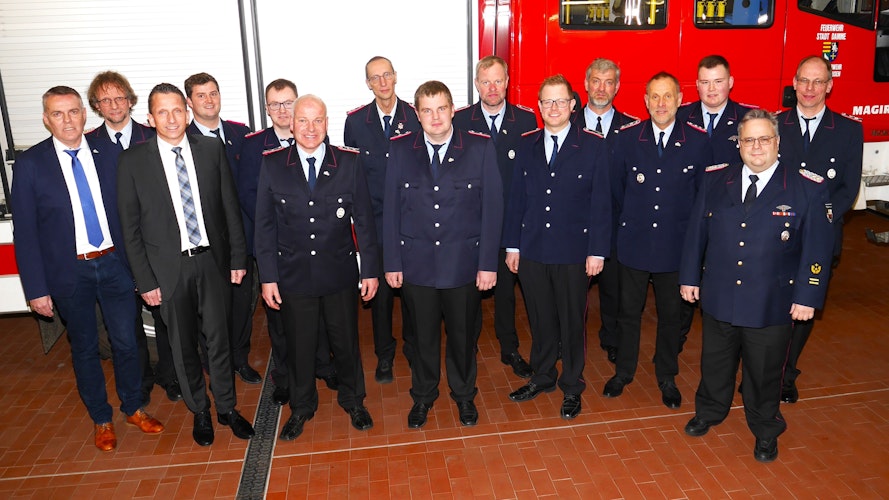 Gewählte, Beförderte und geladene Gäste: Die Feuerwehr in Borringhausen musste im vergangenen Jahr zu 54 Einsätzen ausrücken. Foto: Schmutte