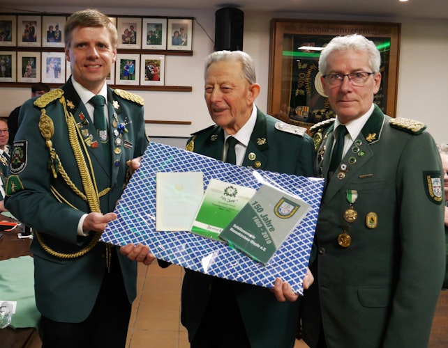 70 Jahre Mitglied: Präsident Jan Punte (links) und Vizepräsident Michael Maschke ehren Karl Kolhosser. Foto: Schmutte