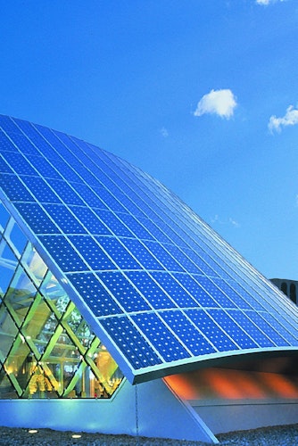 Auf dem Weg zum Green Building kommt Kupfer an vielen Stellen eine Schlüsselrolle zu - bei innovativen erneuerbaren Energien ebenso wie in der klassischen Hausinstallation. Foto: djdKupferinstitut