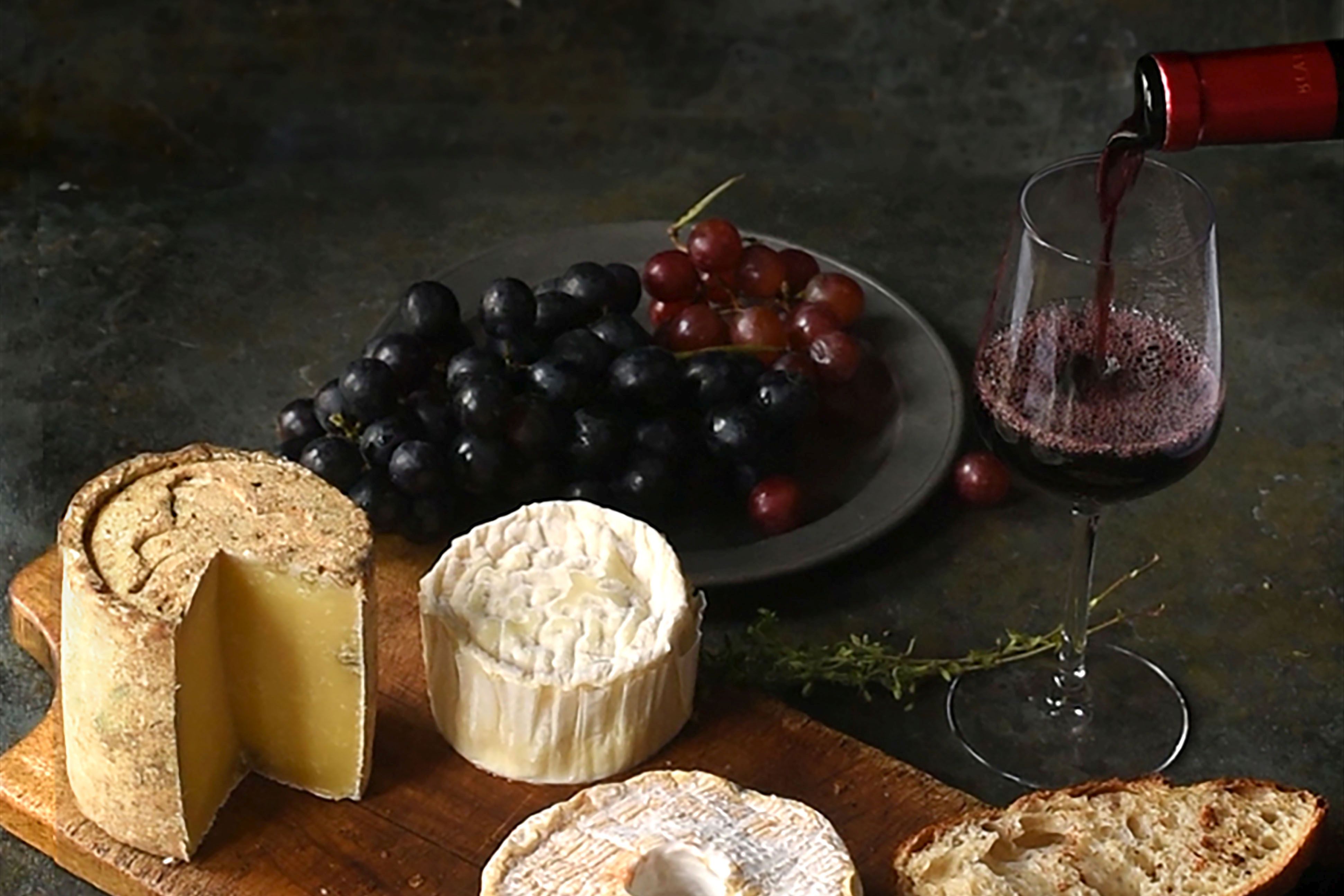 Eine Käseauswahl und dazu ein feiner Rotwein - mehr ist nicht nötig für genussvolle Stunden.<br>Foto: djd/Bordeaux/Favoreat Design/Daniel Lober