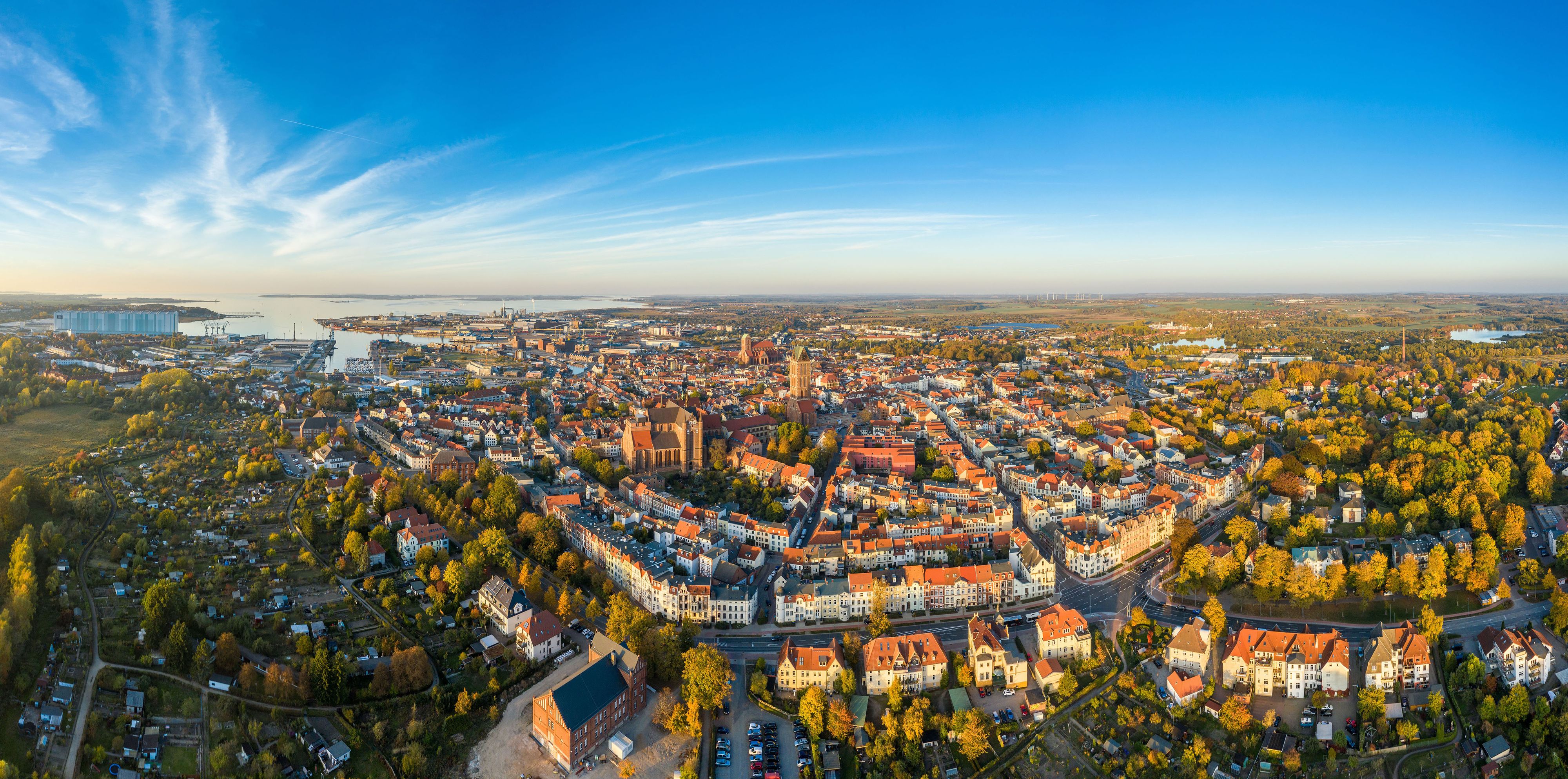 Beeindruckender Panoramablick: Die Altstadt der Hansestadt Wismar gehört seit 2002 zum Unesco-Welterbe.&nbsp; Foto: djd/www.wismar.de/Maignpix