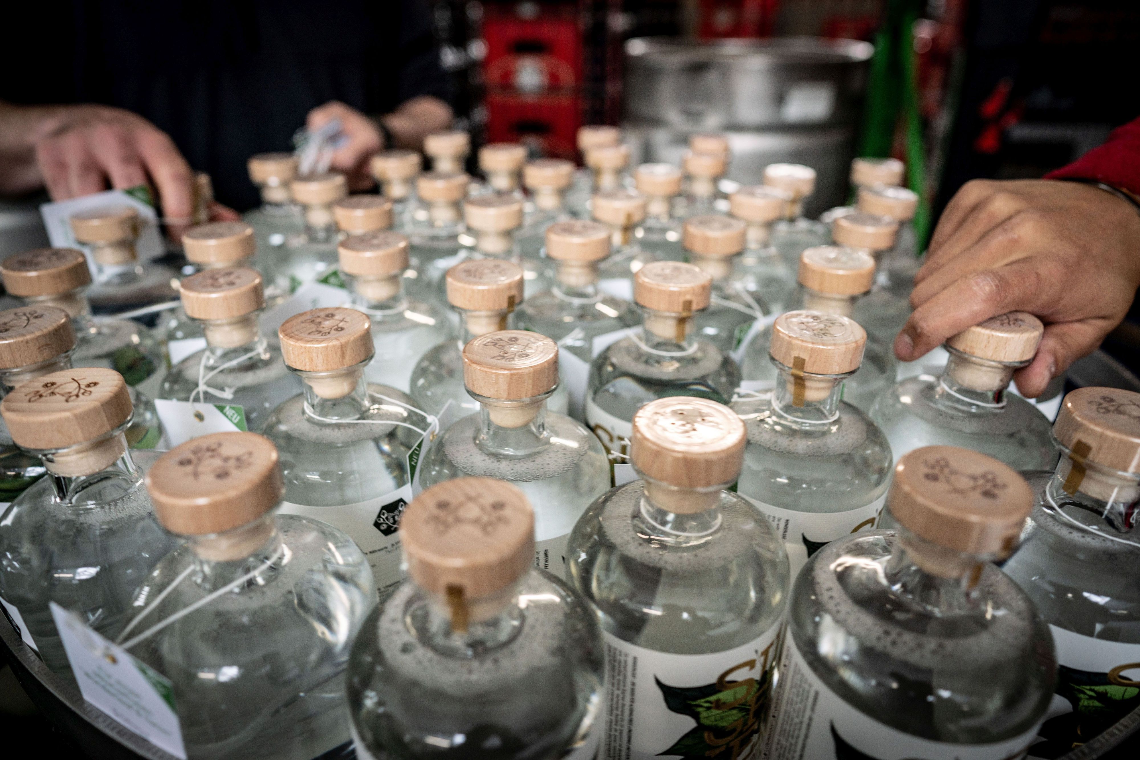 Die Nachfrage nach alkoholfreien Alternativen zu Spirituosen steigt, die Hersteller haben gut zu tun. Foto: djd/Rheinland Distillers GmbH