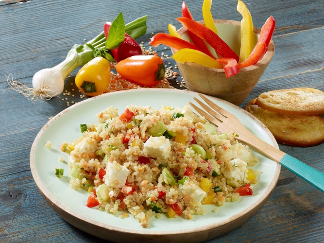 Der Quinoasalat bringt Abwechslung in den täglichen Speiseplan. Viel frisches Gemüse und ein gutes Öl mit ungesättigten Fettsäuren machen ihn besonders wertvoll. Foto: djdEgle