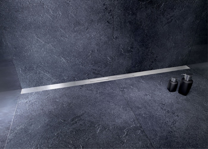 Mit ihrer niedrigen Aufbauhöhe ist die in der Länge anpassbare Duschrinne auch für die Sanierung des Badezimmers geeignet. Foto: djdGutjahr Systemtechnik