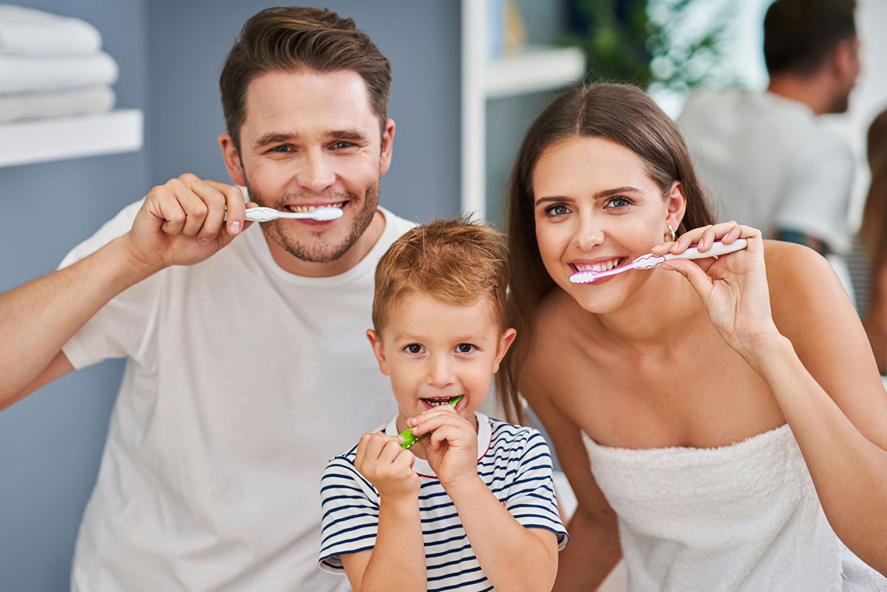 Bei der Zahnpflege mit der Zahnbürste sollte man auf eine sanfte, aber dennoch wirkungsvolle Zahncreme setzen. Zudem sollte sie kein weißendes Titandioxid mehr enthalten. Foto: djd/Aminomed/Panthermedia/macniak<br>