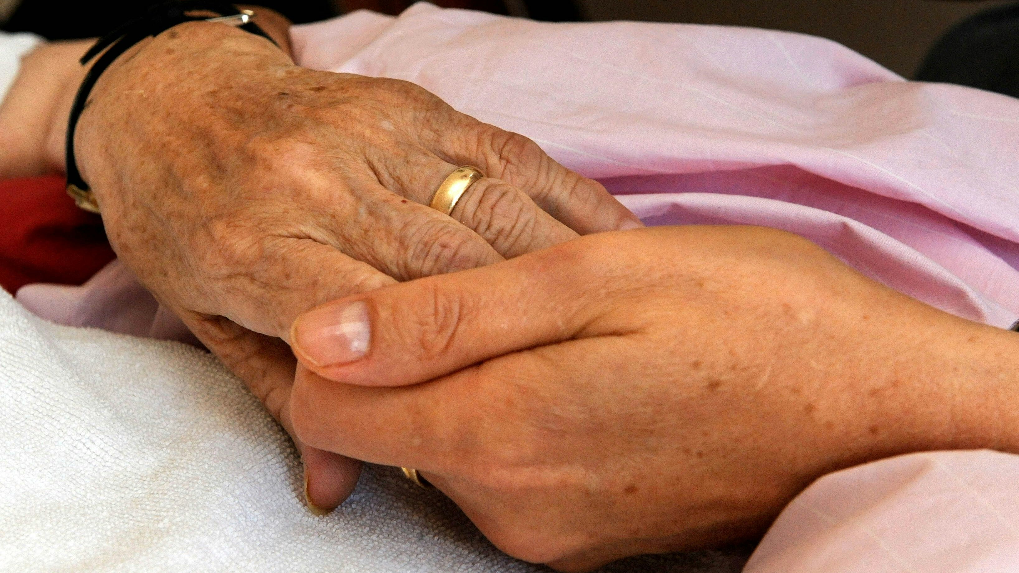Heilsame Begleitung: "Palliative Care" schließt auch alternative schmerzlindernde Methoden mit ein. Foto: Norbert Försterling/dpa &nbsp;