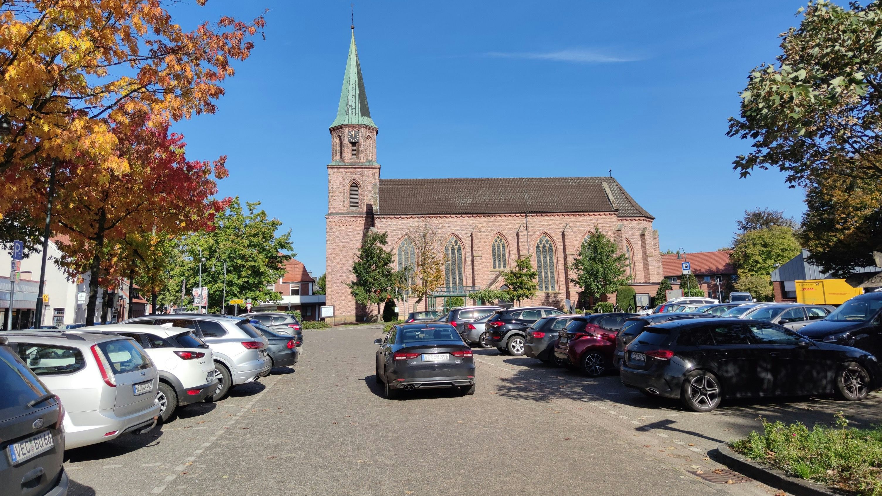 Parkplätze Mangelware: Beim Rathausvorplatz in Holdorf müssen Autofahrer tagsüber Parkplätze suchen. Foto: Röttgers