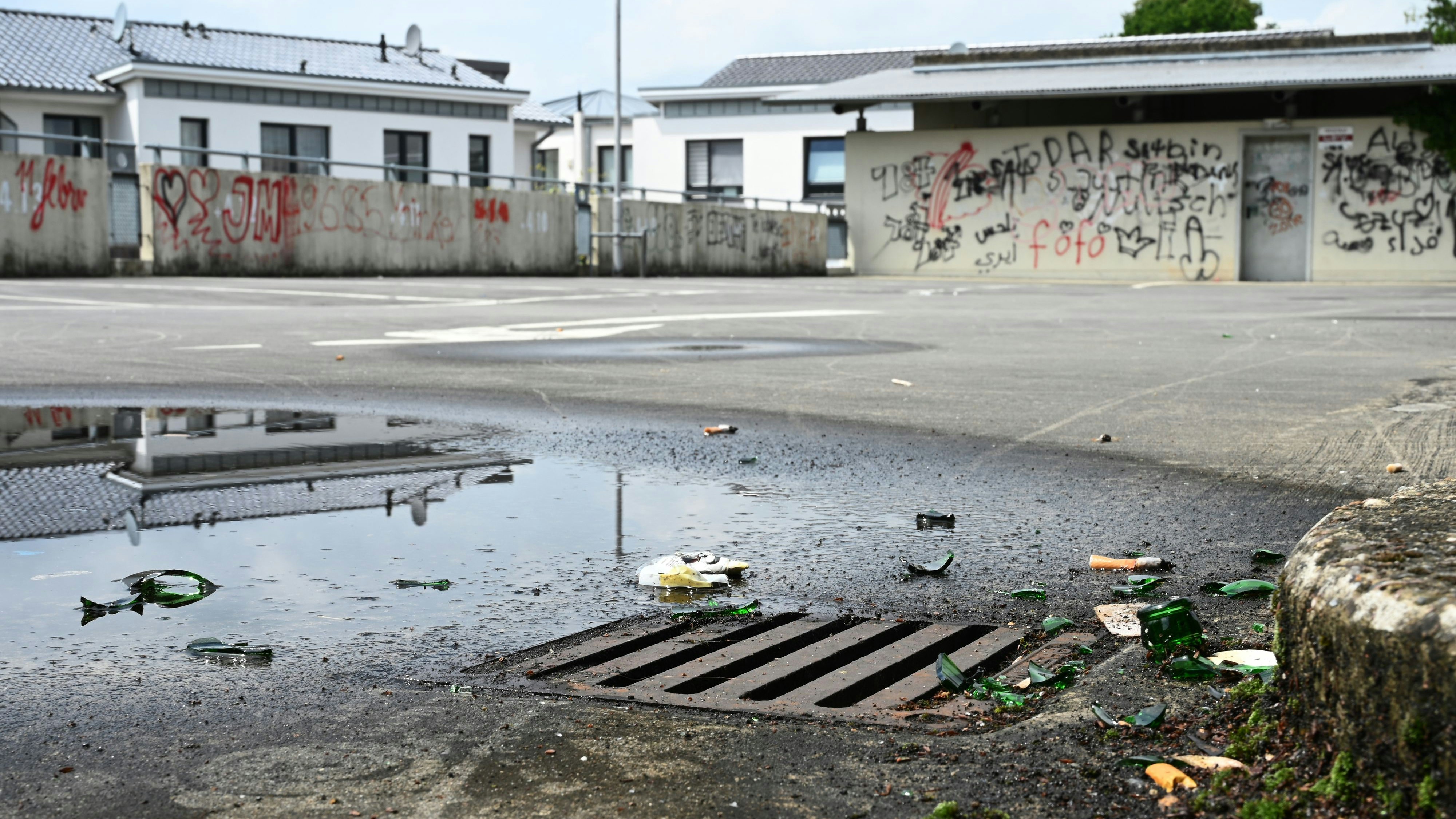 Graffiti und Müll: Das Parkhaus zeigt sich oftmals nicht von seiner besten Seite.&nbsp; &nbsp;Foto: Hermes