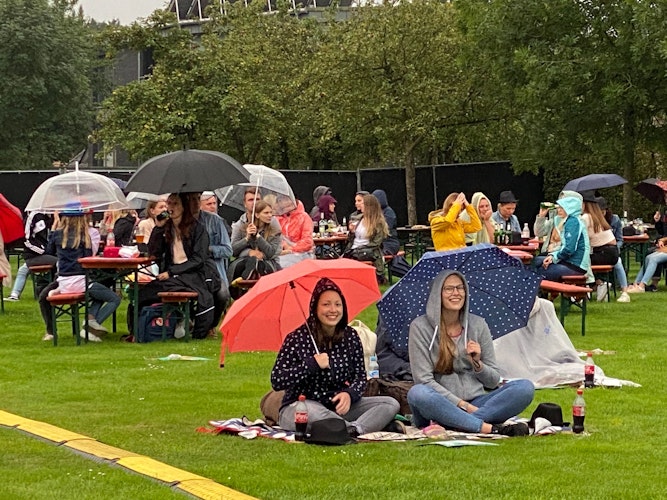 Kurze Schauer, kein Problem: Das Publikum genoss das Konzert notfalls mit Regenschirm. Foto: Högemann