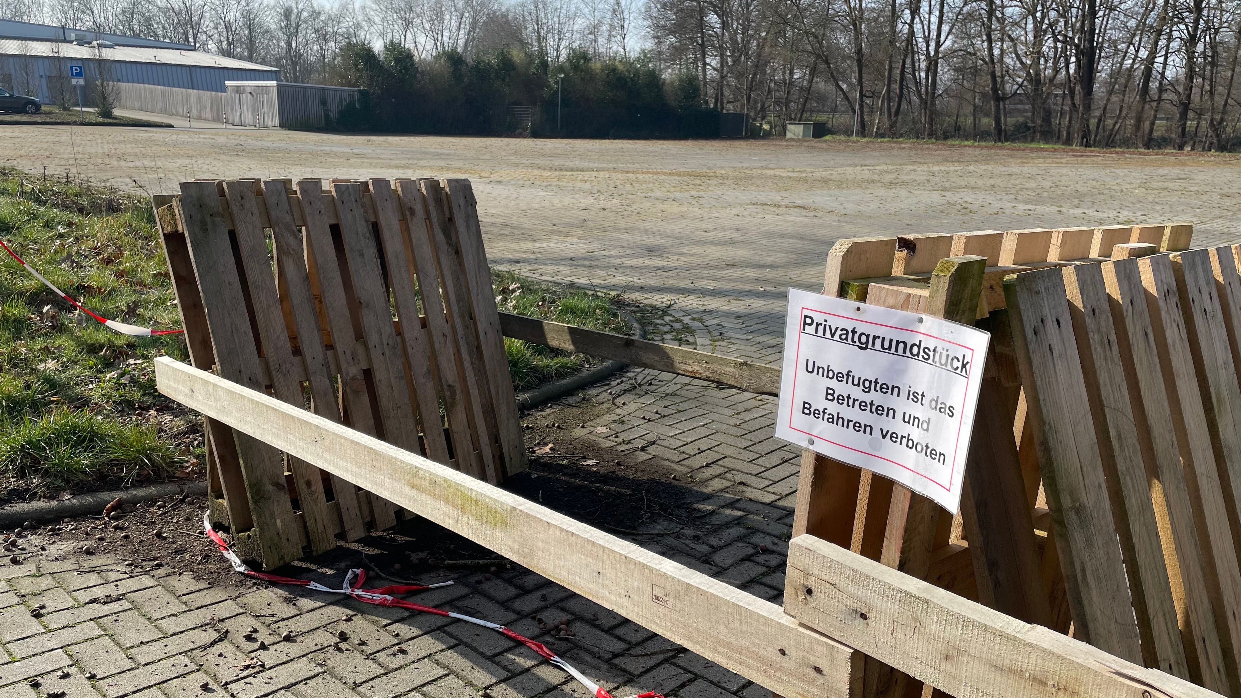 Gesperrt: Mit provisorischen Holzkonstruktionen und Flatterband verhindert der Pächter des Schützenplatzes, dass das Areal wie bislang als Parkplatz genutzt werden kann. Foto: Stix
