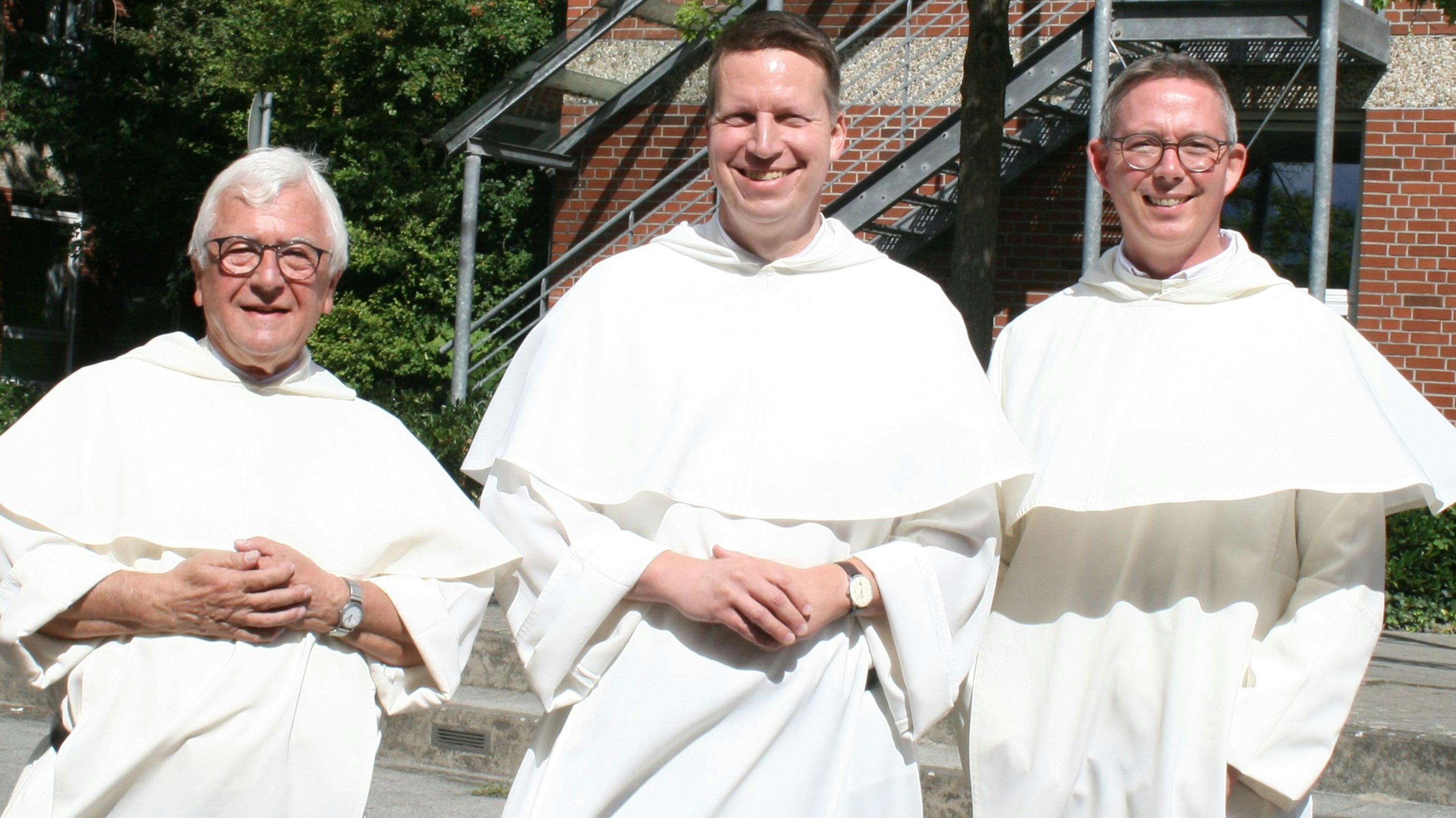 Abschied: (von links) Prior Pater Karl Gierse, Pater Dr. Andreas Bordowski und KST-Schulleiter Pater Christian Flake. Foto: Esslinger