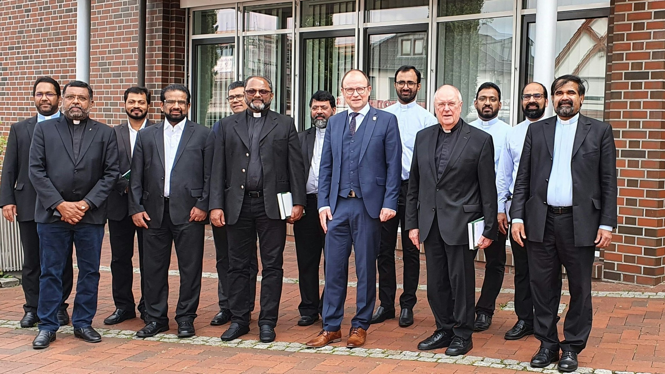 Empfang: Bürgermeister Thomas Höffmann (6. von rechts) begrüßte die indischen Patres. Foto: Looschen