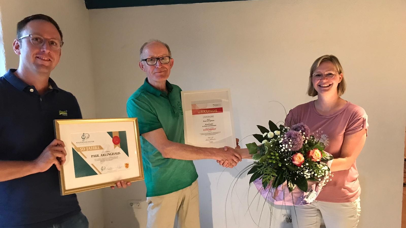 Glückwunsch: Daniel Lögering (links) und Christine Lier überreichten Paul Arlinghaus zwei Urkunden. Foto: Lier