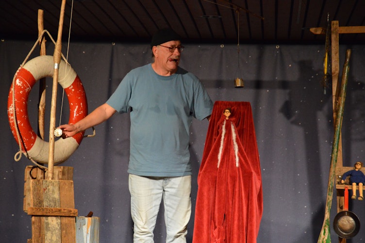 Mit viel Mimik im Spiel: Pavel Möller-Lück erweckt Puppe Ilse im purpurroten Mantel zum Leben. Foto: Wienken