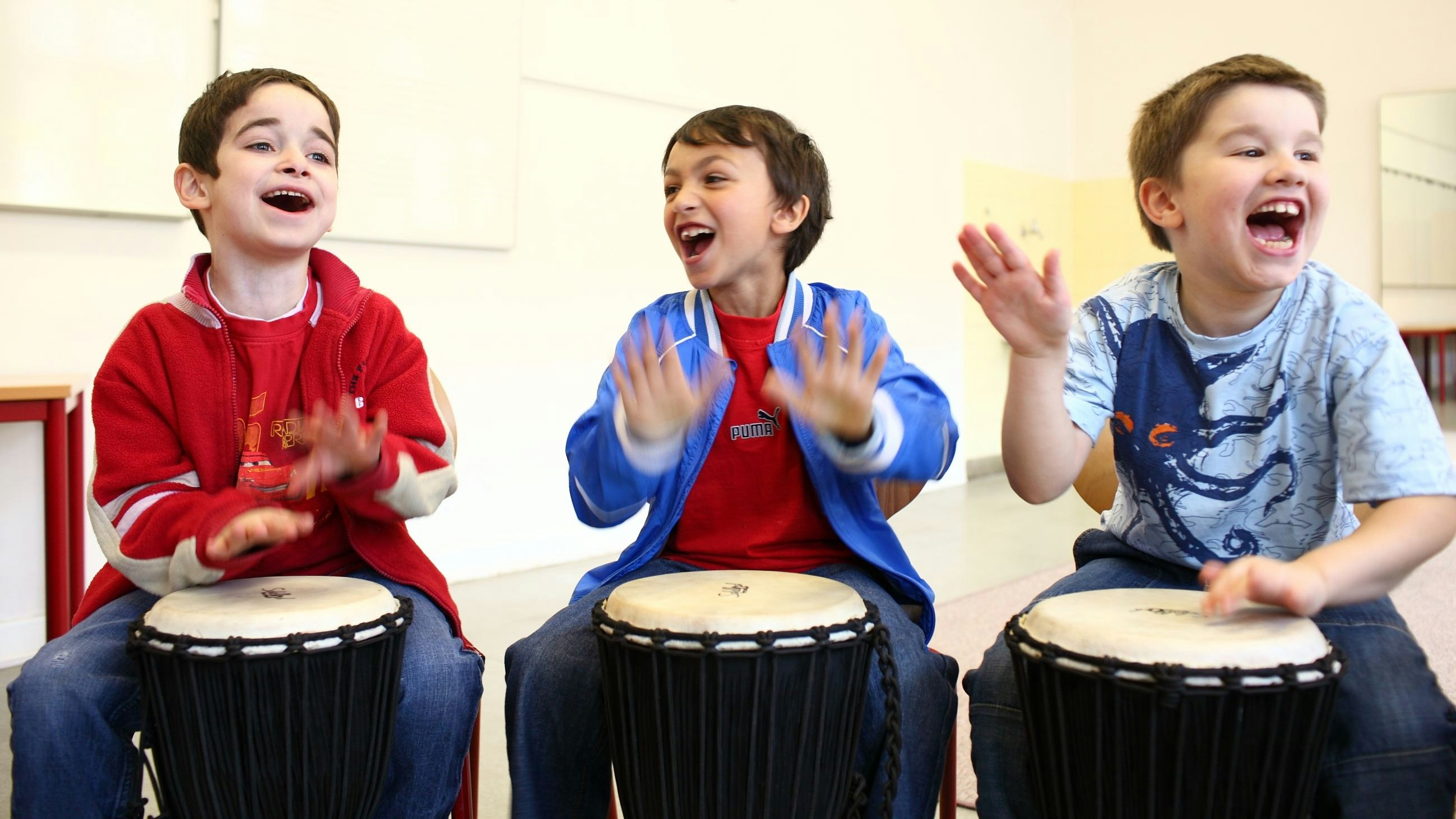 Trommelwirbel: In einem neuen Projekt lernen Kinder zwischen 4 und 6 Jahren das Musizieren mit der Ukulele, Melodica, Xaphoon und verschiedene Perkussion-Instrumente. Foto: privat
