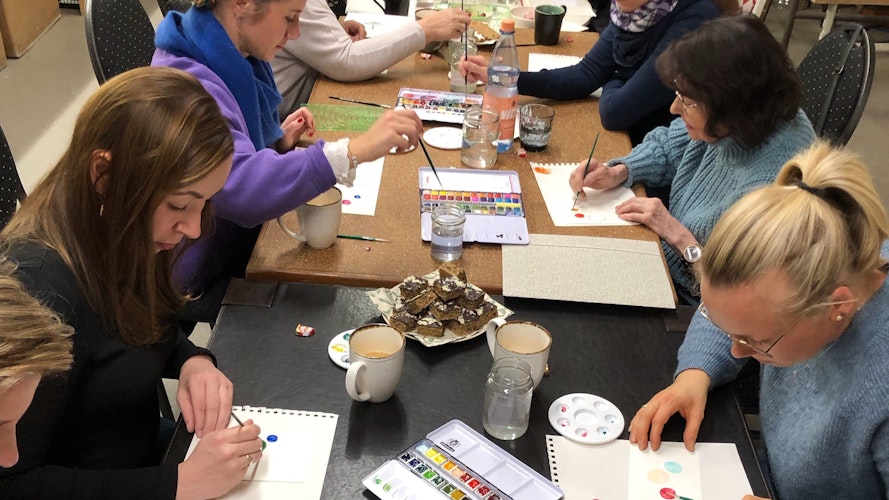 Reges Treiben bei einem Malerei-Workshop: Die von Petra Behrens organisierten Kurse treffen bisher auf äußerst positive Resonanz. Foto: Högemann