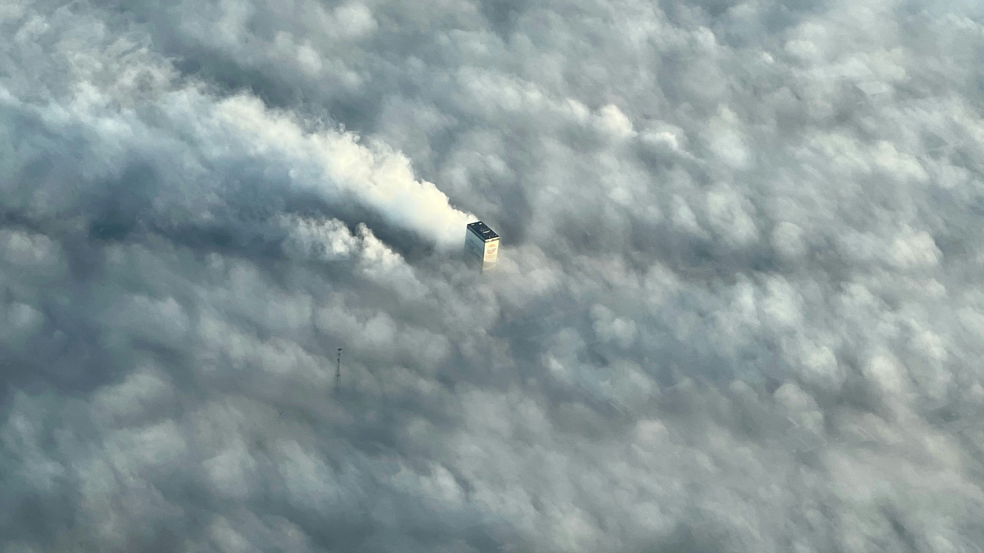 Ragt allein aus der Wolkendecke: der Cloppenburger Pfanni-Turm mit einer Höhe von 76 Metern. Foto: Budde