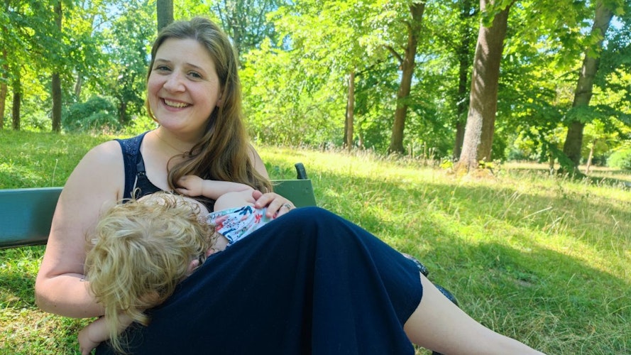 Hat selbst ihre Tochter gestillt: Lena Tönnies berät unter anderem zum Vorbereiten des Stillens, Abstillen oder bei Problemen in der Stillbeziehung. Foto: privat