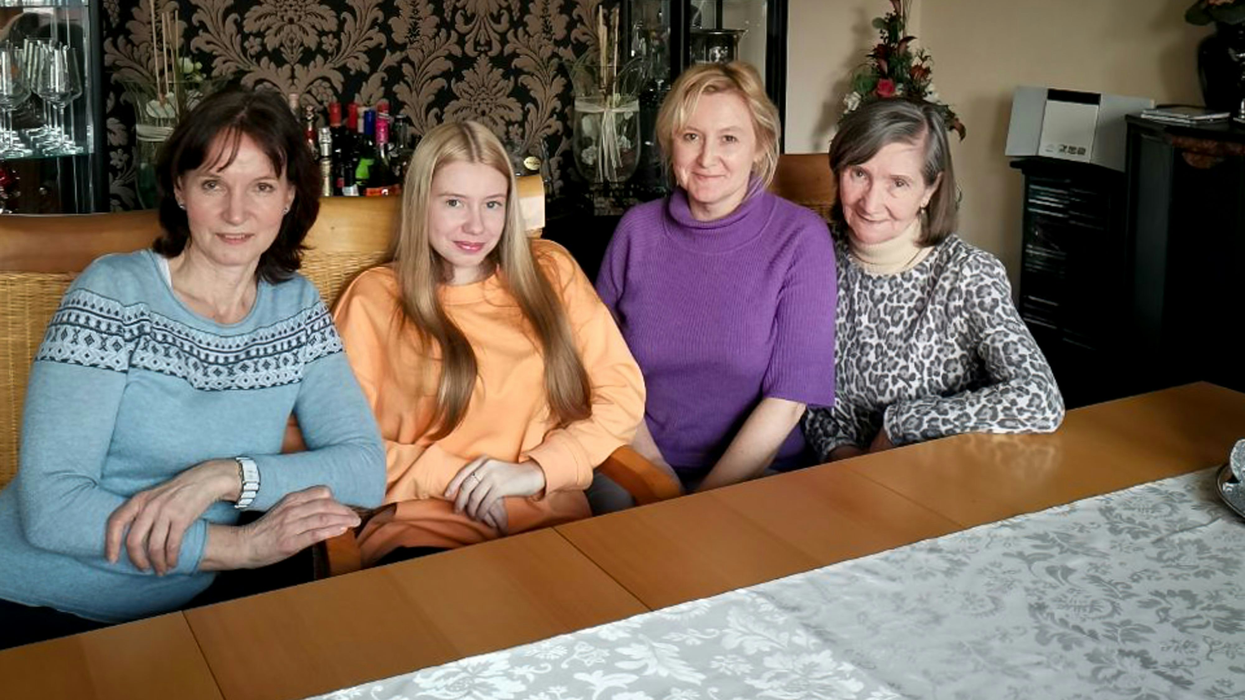 Wohngemeinschaft auf engstem Raum: (von links) Maria Bohlke-Wohlers mit ihren ukrainischen Gästen Lena, Tanja und Lydia Diashenko. Foto: Schuling