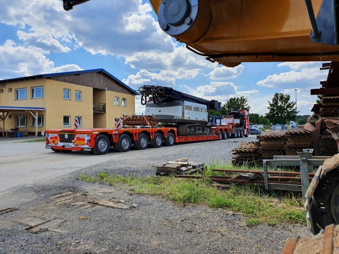 In Mittenwalde bei Berlin wurde eine Pfahlsetzbohrmaschine aufgeladen und nach Aurich transportiert. Foto: Hüffermann