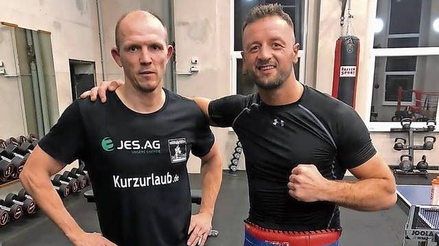 Gutes Team: Erdogan Kadrija (rechts) wurde in Schwerin von seinem Trainer Jürgen Brähmer auf den Kampf vorbereitet. Foto: Kadrija