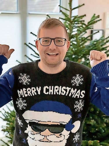 Noch immer optimistisch: An den Festtagen warf sich Nils Anhuth mit einem Schalke-Weihnachtspulli in Schale. Foto: Anhuth