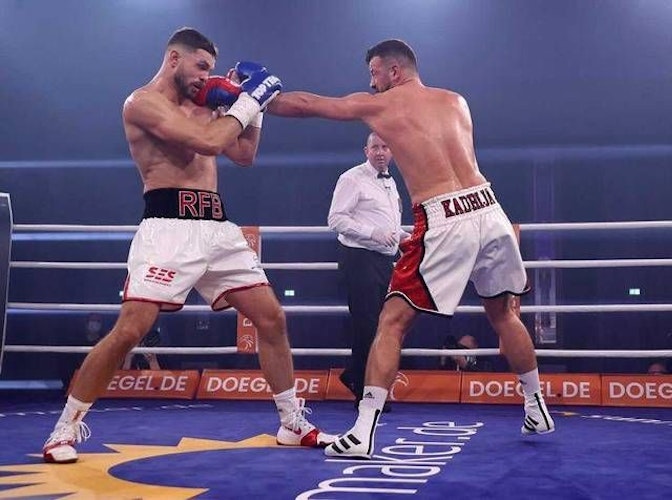 Sein bislang letztes Duell: Im Dezember 2020 wurde Roman Fress (links) dank eines Sieges gegen Erdogan Kadrija aus Lindern Deutscher Meister im Cruisergewicht. Foto: SES Boxing