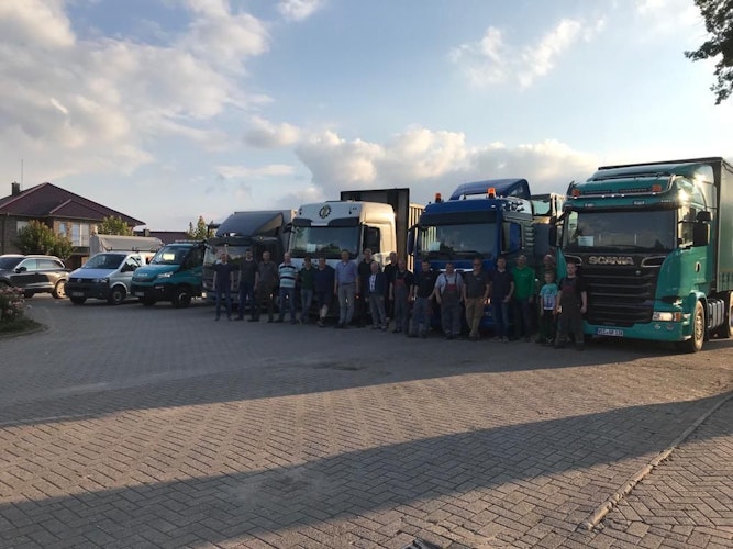 Mit zahlreichen Fahrzeugen haben sich die Helfer aus dem Landkreis Vechta auf den Weg ins rheinland-pfälzische Krisengebiet gemacht. Foto: privat