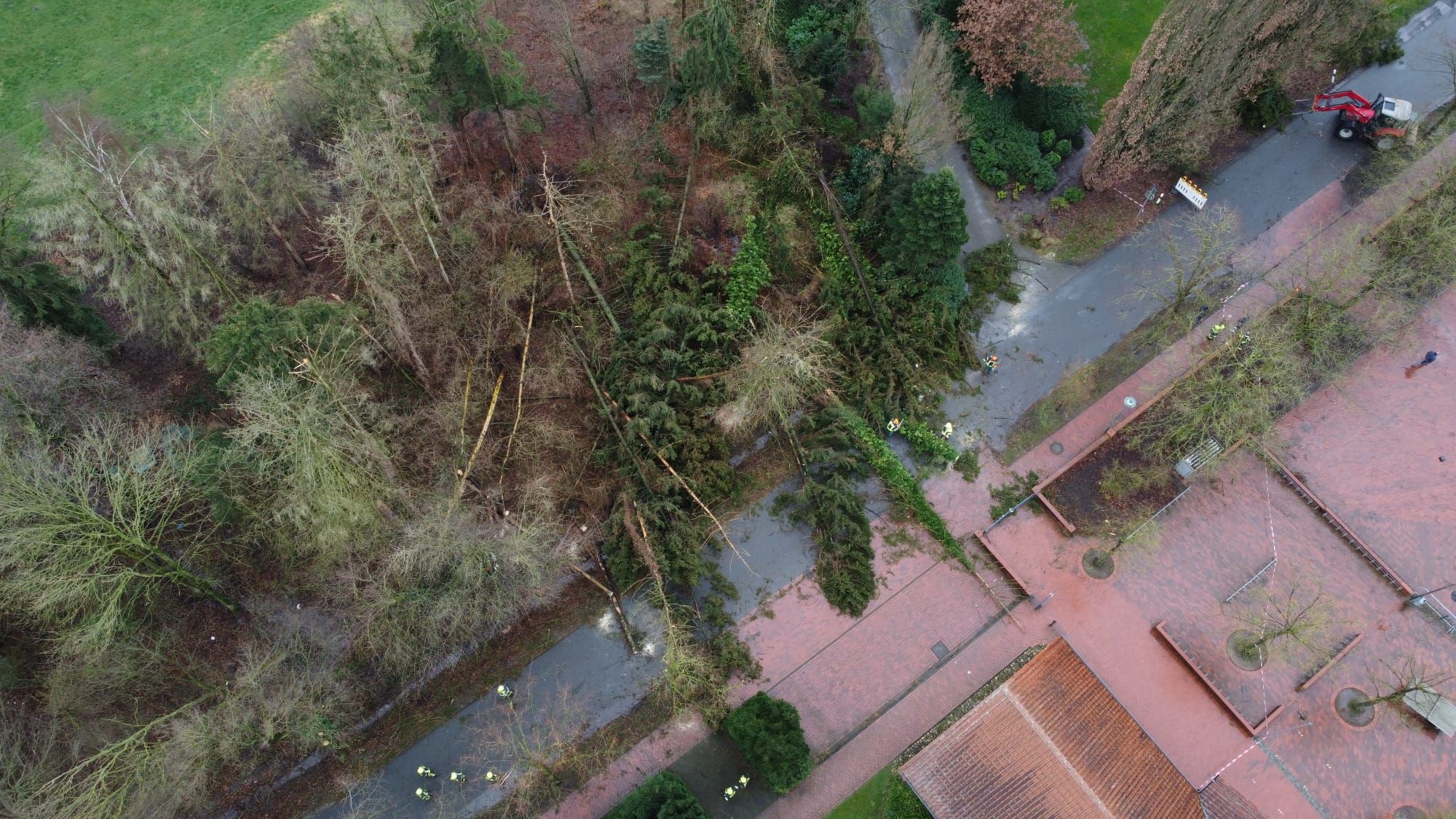 Die Grundschule Brockdorf (unten rechts im Bild) blieb verschont: Mehrere Tannen stürzten auf die Zerhusener Straße. Größere Schäden entstanden aber offenbar nicht. Foto: Feuerwehr Brockdorf