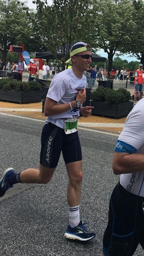 Viel Spaß: Lächelnd läuft Michael Schönig aus Garrel auf der Marathon-Strecke an seinen Fans vorbei. Foto: Martina Schönig