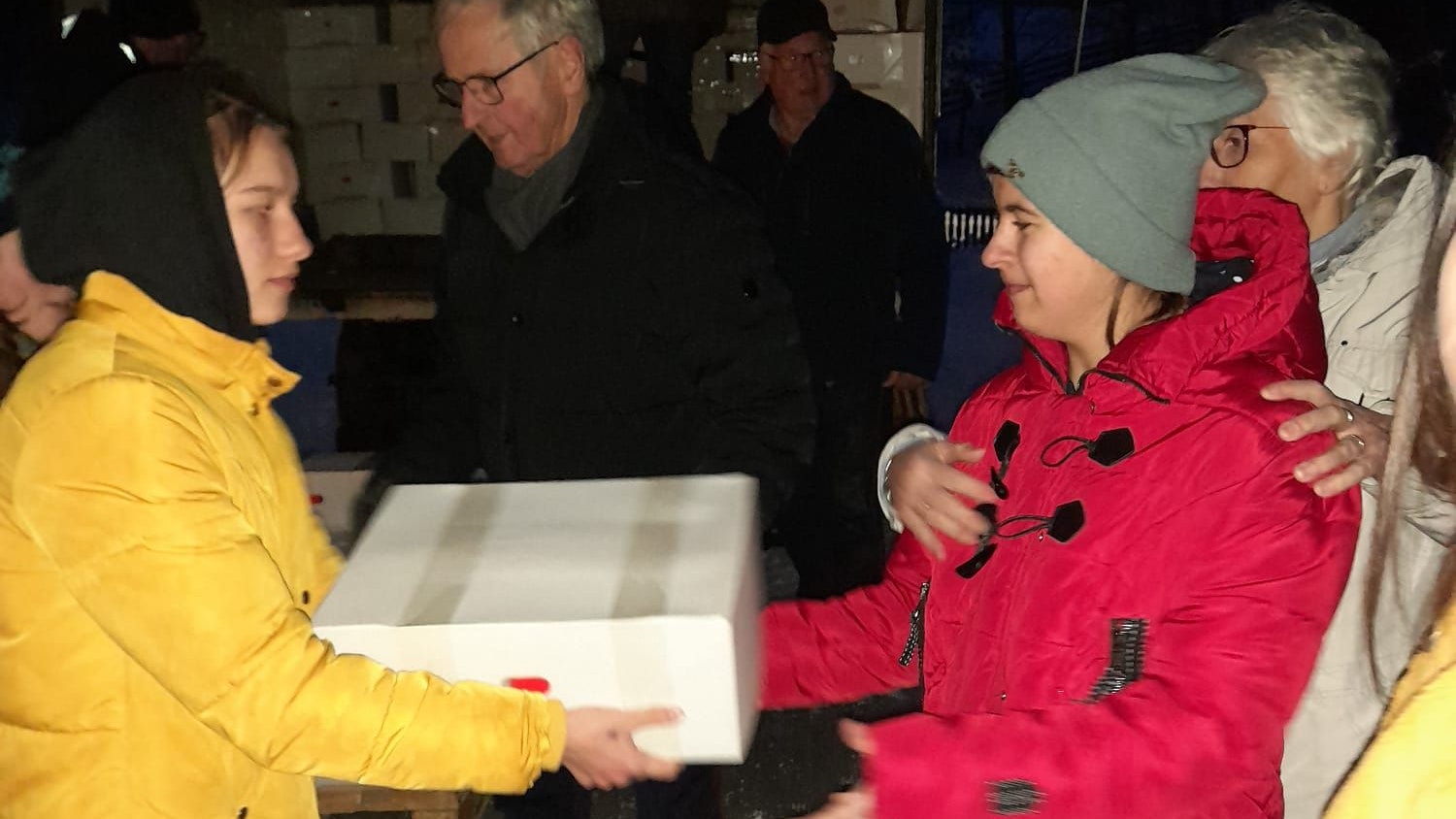 Humanitäre Unterstützung: Die Menschen in der Ukraine können die Ankunft des Hilfstransports aus Lohne gar nicht abwarten. Die Mitglieder der Bokerner Clique verteilen die Güter unter anderem an Waisenkinder. Foto: Schulte
