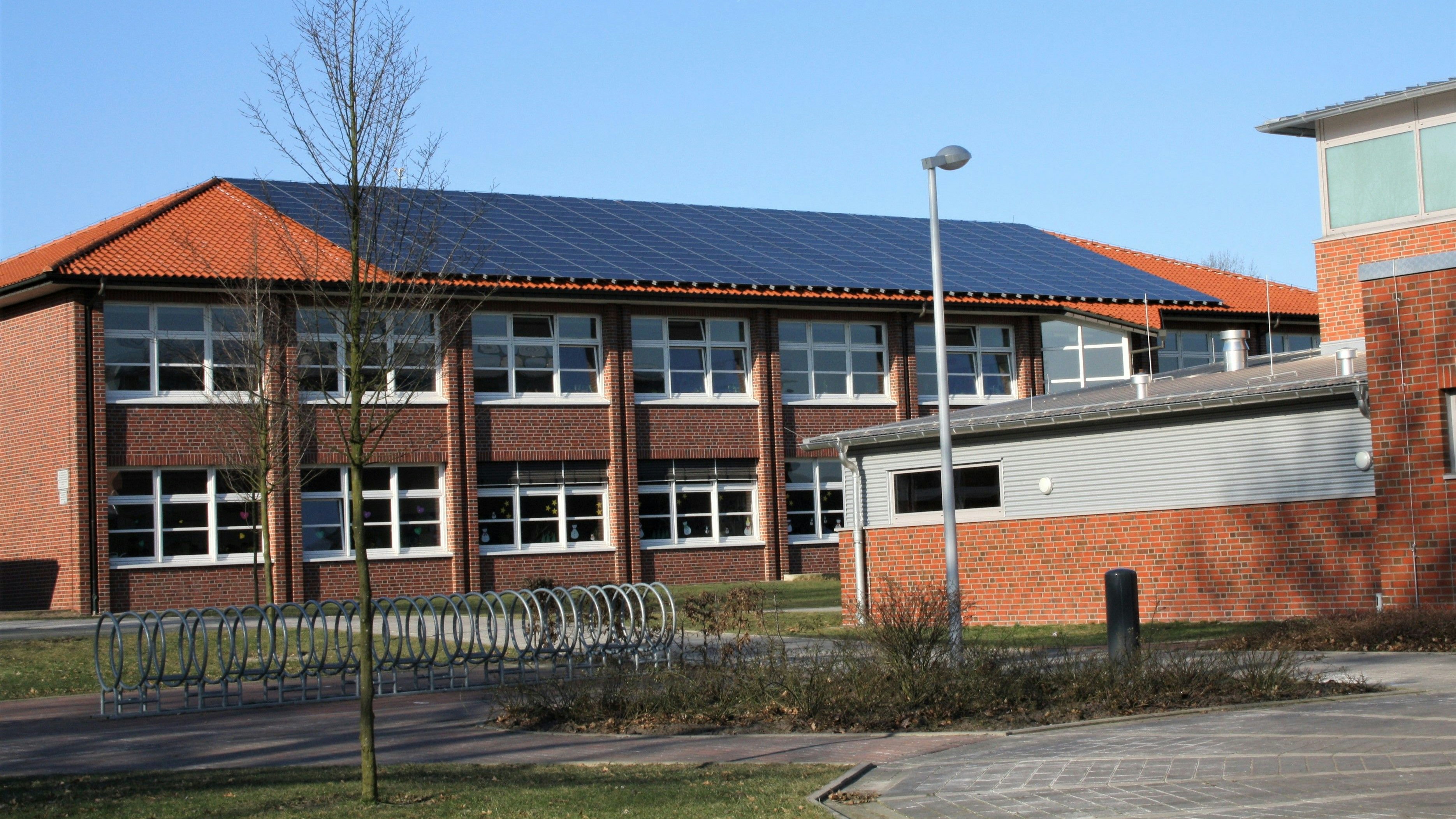 Ein Teil des Schulkomplexes der Böseler Oberschule trägt bereits eine Photovoltaikanlage. Weitere auf anderen öffentlichen Gebäuden sollen dazu kommen. Foto: Pille