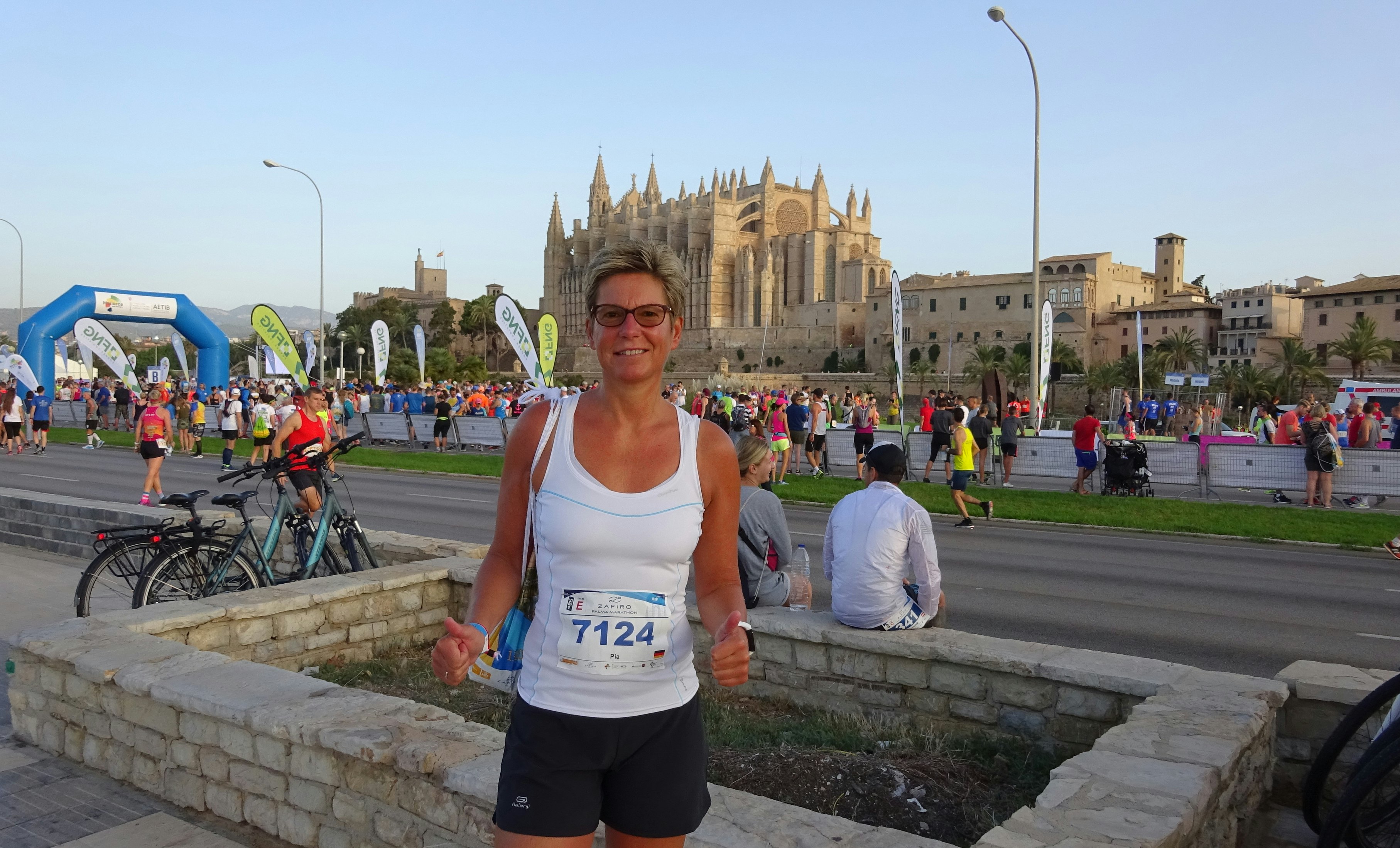 Regelmäßiges Highlight: Alle zwei bis drei Jahre nimmt Pia bei der Hake am Mallorca-Marathon teil. Hier steht sie vor der Kathedrale in Palma, während der 16. Auflage im Jahr 2019. Foto: bei der Hake